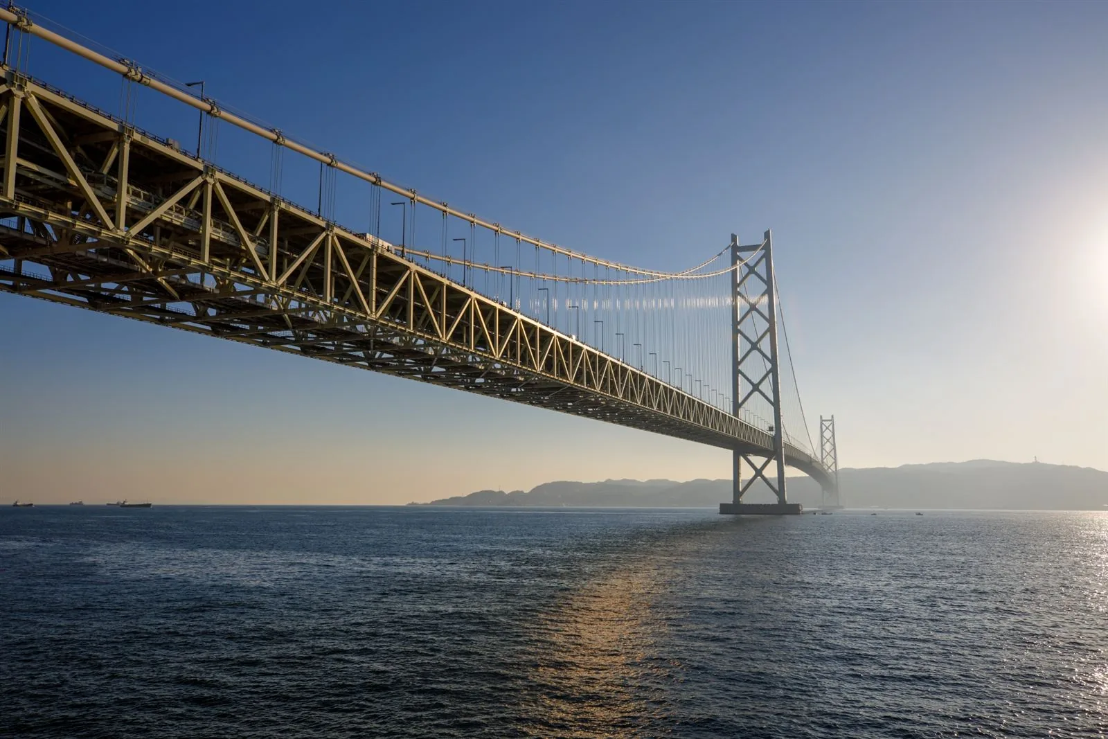 明石海峡大橋 — お香の島・淡路島へ渡る橋