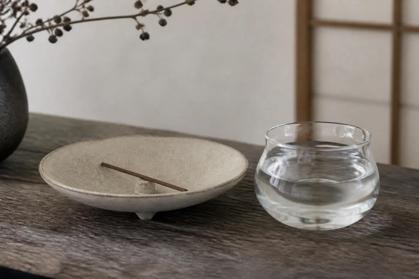 不燃の陶器の香皿と水の入った小さなガラス器