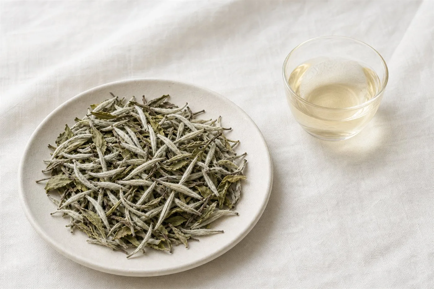 白茶(ホワイトティー)の茶葉と器